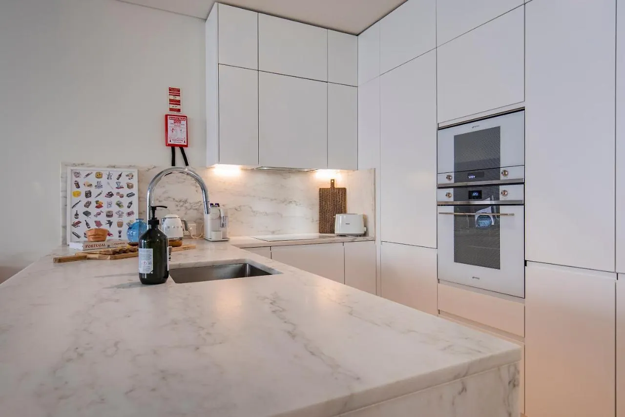 Deluxe 2Bdr Apartment W/ Patio By Lovelystay 리스본 0*,