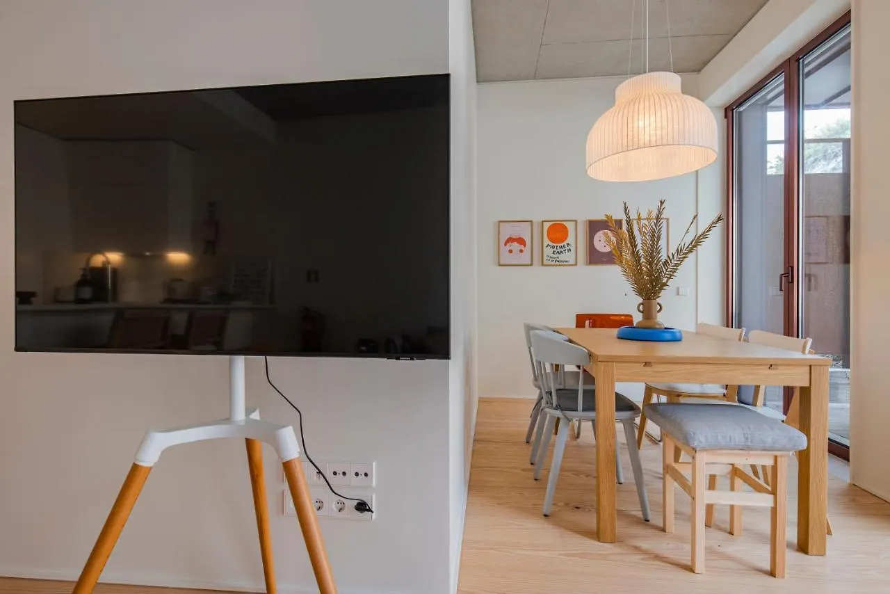 Deluxe 2Bdr Apartment W/ Patio By Lovelystay 리스본 0*,  포르투갈