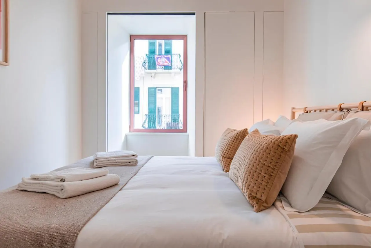 Deluxe 2Bdr Apartment W/ Patio By Lovelystay 리스본