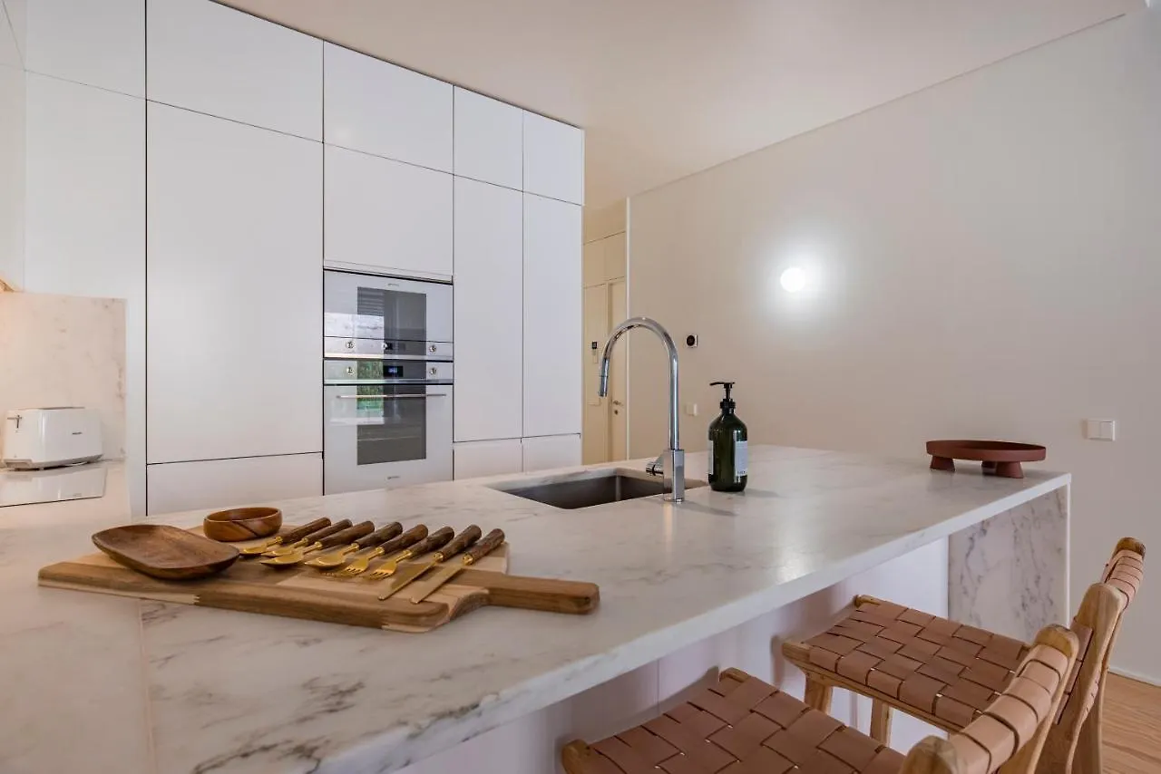 Deluxe 2Bdr Apartment W/ Patio By Lovelystay 리스본