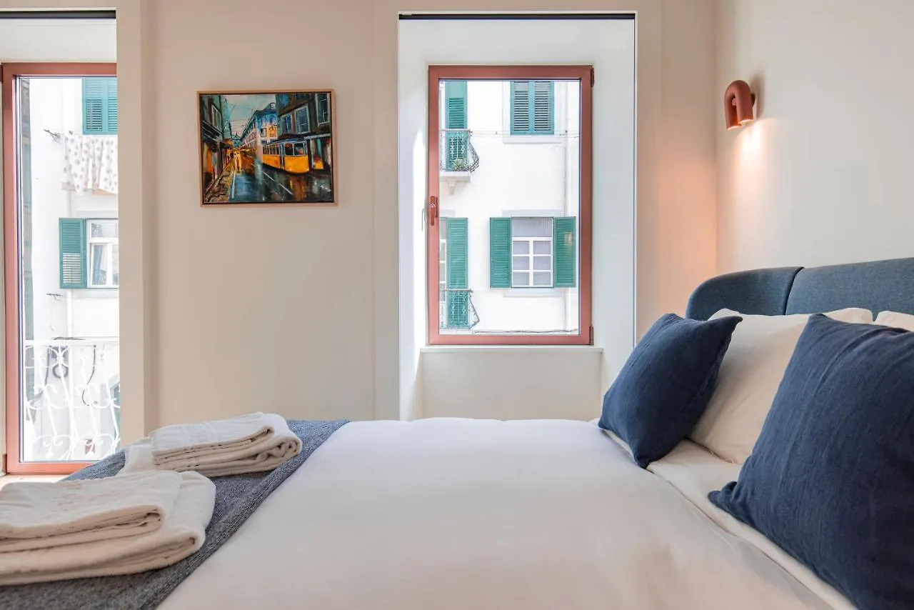 Deluxe 2Bdr Apartment W/ Patio By Lovelystay 리스본